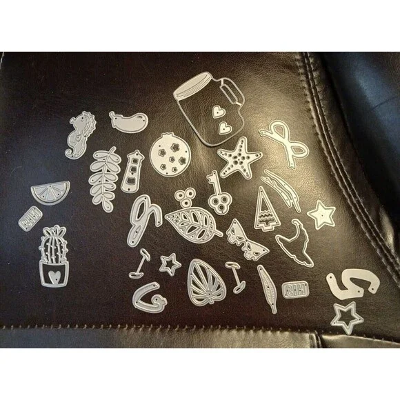 Craft Buddy Die Cutting Machine, 2 Plates, 30 Pc Metal Die, & New Paper - Picture 3 of 16